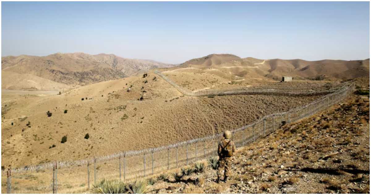 আফগানিস্তানের সীমান্তবর্তী পাকিস্তানের উত্তর ওয়াজিরিস্তানে ২০১৭ সালের ১৮ অক্টোবর সীমান্ত বেড়া সংলগ্ন কিত্তন চৌকিতে পাহারায় এক পাকিস্তানি সেনা। ছবি: রয়টার্স